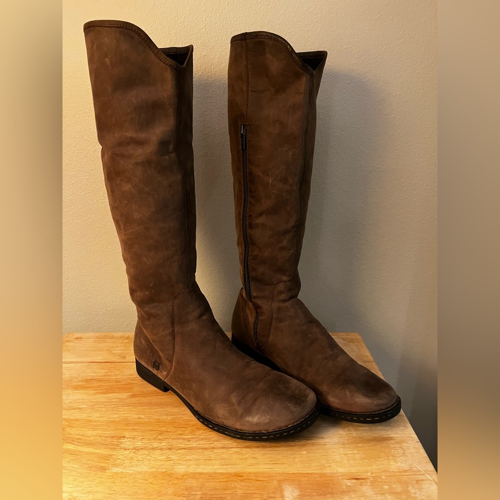 Vintage knee high brown leather boots by Born / Børn 2011, winter sole